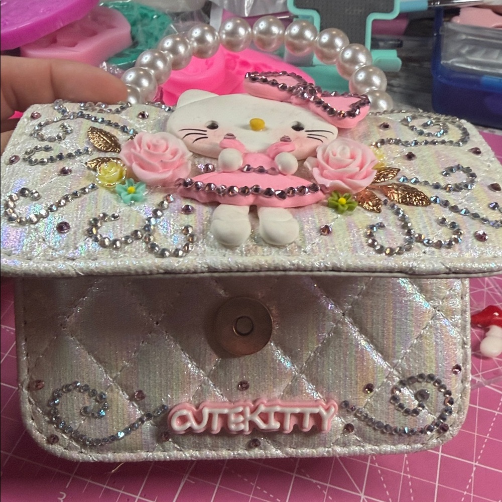 Hand Crafted Pink and White Crossbody Bag - Picture 4 of 4